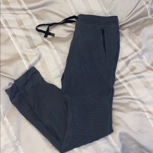 Alo Yoga Urban moto sweatpants